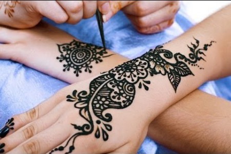 TALLER DE TATUAJES DE HENNA